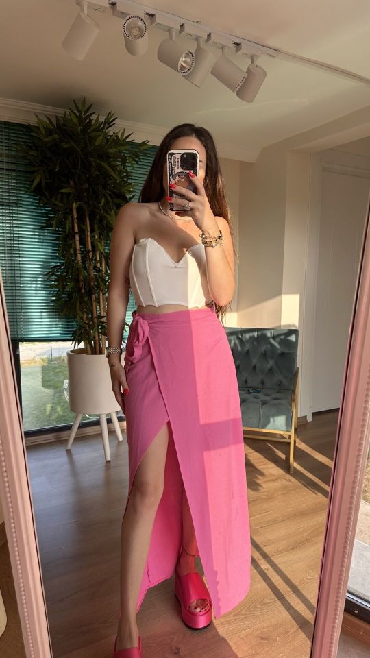 Pembe yırtmaçlı etek