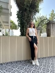 Siyah yırtmaçlı etek
