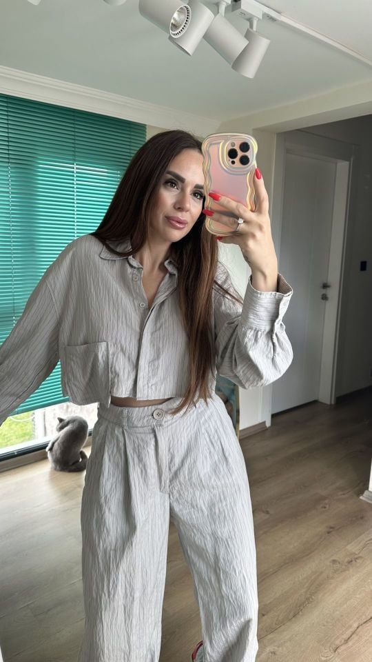 Gri Çizgili takım