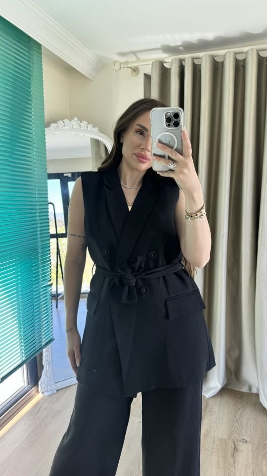 Siyah yelekli takım