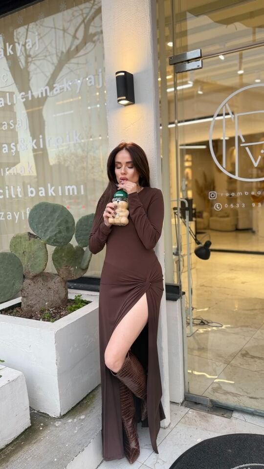 Kahverengi yırtmaçlı elbise