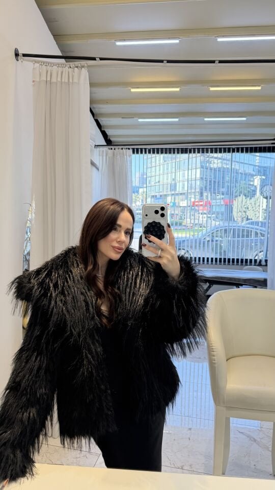 Siyah peluş kürk