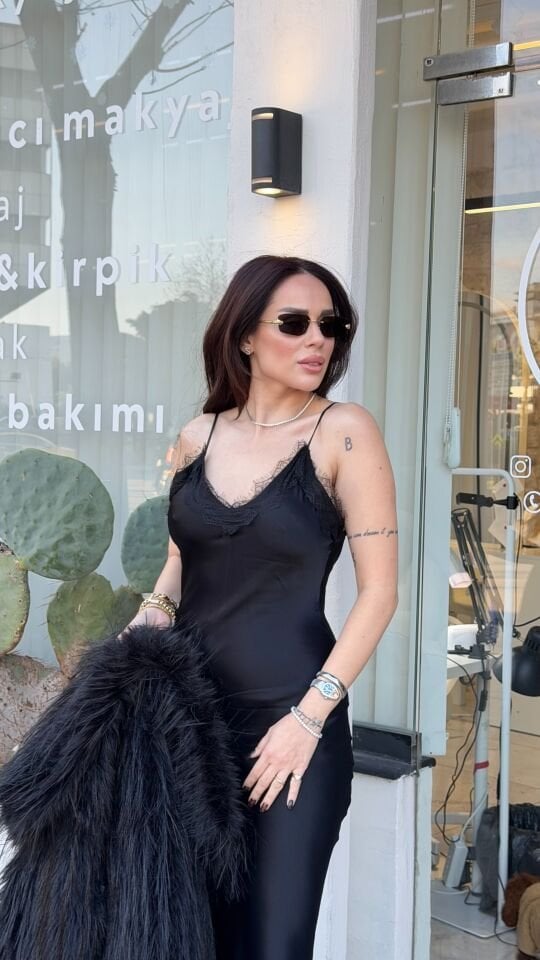 Siyah saten uzun elbise