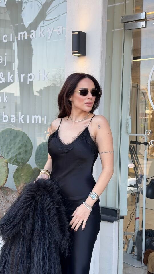 Siyah saten uzun elbise